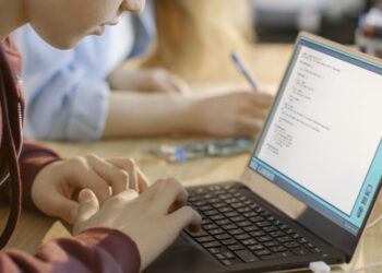 Υπ. Παιδείας: Επιταγές 200 ευρώ για tablet, laptop ή desktop -Τα κριτήρια του προγράμματος, οι 560.000 δικαιούχοι