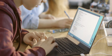 Υπ. Παιδείας: Επιταγές 200 ευρώ για tablet, laptop ή desktop -Τα κριτήρια του προγράμματος, οι 560.000 δικαιούχοι