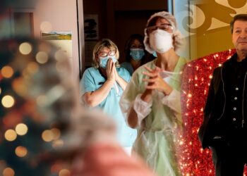 Κορονοϊός: Ο «Mr Χριστούγεννα» που στολίζει τις ΜΕΘ με χιλιάδες λαμπάκια