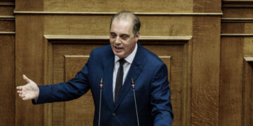 Ο Βελόπουλος κατάφερε να ενώσει ΝΔ και ΣΥΡΙΖΑ – Χαμός στη Βουλή από την εντιεμβολιαστική ρητορική