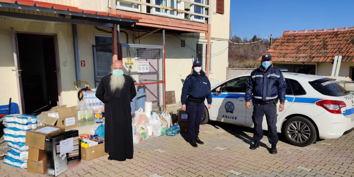 Στο πλαίσιο εορτασμού των Χριστουγέννων και του Νέου Έτους, οι Αστυνομικές Υπηρεσίες της Δυτικής Μακεδονίας συγκέντρωσαν εθελοντικά διάφορα είδη, τα οποία προσφέρθηκαν σε Ιδρύματα και φορείς