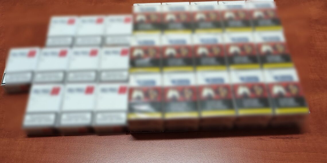 Σύλληψη δύο ατόμων στα Γρεβενά για κατοχή -40- τυποποιημένων πακέτων τσιγάρων, που δεν έφεραν τις απαιτούμενες από το νόμο ειδικές ταινίες φορολογίας