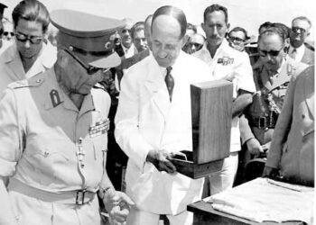 Πτολεμαϊδα 26-7-1956. Η Α.Μ.  Βασιλεύς Παύλος και ο πρόεδρος της Α.Ε. ΛΙΠΤΟΛ, Πρόδρομος Αθανασιάδης-Μποδοσάκης θεμελιώνουν τα πρώτα έργα– Από τη στήλη του κ. Γ. Καζαντζή στον Παλμό 26/02/2020
