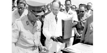 Πτολεμαϊδα 26-7-1956. Η Α.Μ.  Βασιλεύς Παύλος και ο πρόεδρος της Α.Ε. ΛΙΠΤΟΛ, Πρόδρομος Αθανασιάδης-Μποδοσάκης θεμελιώνουν τα πρώτα έργα– Από τη στήλη του κ. Γ. Καζαντζή στον Παλμό 26/02/2020