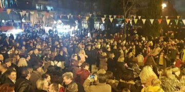 Άναψε το κέφι στην κεντρική πλατεία Πτολεμαΐδας στην εκδήλωση των 13 πολιτικών συλλόγων (φωτο-video)