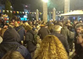 Πτολεμαΐδα: Κατάμεστη από κόσμο η κεντρική πλατεία για την εκδήλωση των 13 πολιτιστικών συλλόγων