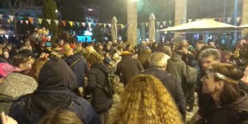 Πτολεμαΐδα: Κατάμεστη από κόσμο η κεντρική πλατεία για την εκδήλωση των 13 πολιτιστικών συλλόγων