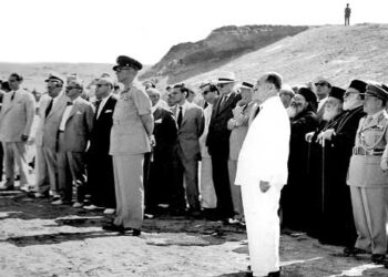 Πτολεμαϊδα 26-7-1956. Ο Βασιλεύς και οι επίσημοι στο χώρο  του ορυχείου του κυρίου πεδίου Κομάνου– Από τη στήλη του κ. Γ. Καζαντζή στον Παλμό 26/02/2020