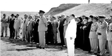 Πτολεμαϊδα 26-7-1956. Ο Βασιλεύς και οι επίσημοι στο χώρο  του ορυχείου του κυρίου πεδίου Κομάνου– Από τη στήλη του κ. Γ. Καζαντζή στον Παλμό 26/02/2020