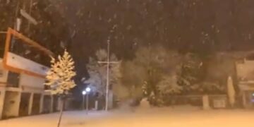 Χιονίζει από τα ξημερώματα στη πόλη της Φλώρινας (βίντεο)