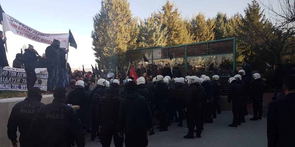 VIDEO: Μικροεπεισόδια παρουσία των ΜΑΤ έξω από το “Παντελίδης” – Συνθήματα από τους διαμαρτυρόμενους