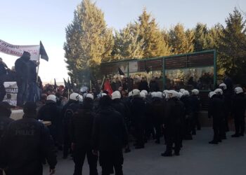 VIDEO: Μικροεπεισόδια παρουσία των ΜΑΤ έξω από το “Παντελίδης” – Συνθήματα από τους διαμαρτυρόμενους