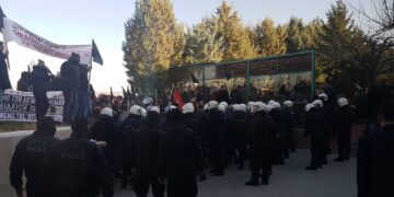 VIDEO: Μικροεπεισόδια παρουσία των ΜΑΤ έξω από το “Παντελίδης” – Συνθήματα από τους διαμαρτυρόμενους