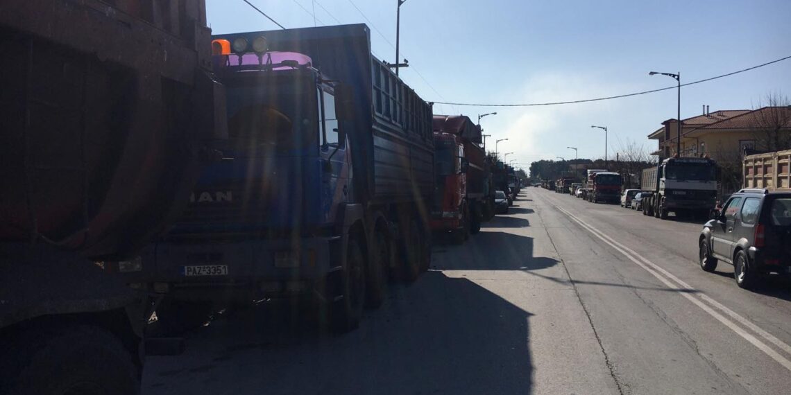 Υποδοχή με… φορτηγά στον Υπουργό Ενέργειας Κωστή Χατζηδάκη στο Αμύνταιο: «Εμείς ζούμε από το λιγνίτη, ζητάμε τουλάχιστον παράταση 10-15 ετών»