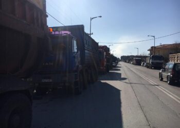 Υποδοχή με… φορτηγά στον Υπουργό Ενέργειας Κωστή Χατζηδάκη στο Αμύνταιο: «Εμείς ζούμε από το λιγνίτη, ζητάμε τουλάχιστον παράταση 10-15 ετών»