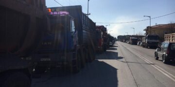 Υποδοχή με… φορτηγά στον Υπουργό Ενέργειας Κωστή Χατζηδάκη στο Αμύνταιο: «Εμείς ζούμε από το λιγνίτη, ζητάμε τουλάχιστον παράταση 10-15 ετών»