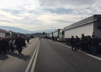 Δυναμική διαμαρτυρία με φορτηγά στην Υψηλή Γέφυρα για τη ΛΑΡΚΟ (φωτό- video)