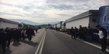 Δυναμική διαμαρτυρία με φορτηγά στην Υψηλή Γέφυρα για τη ΛΑΡΚΟ (φωτό- video)