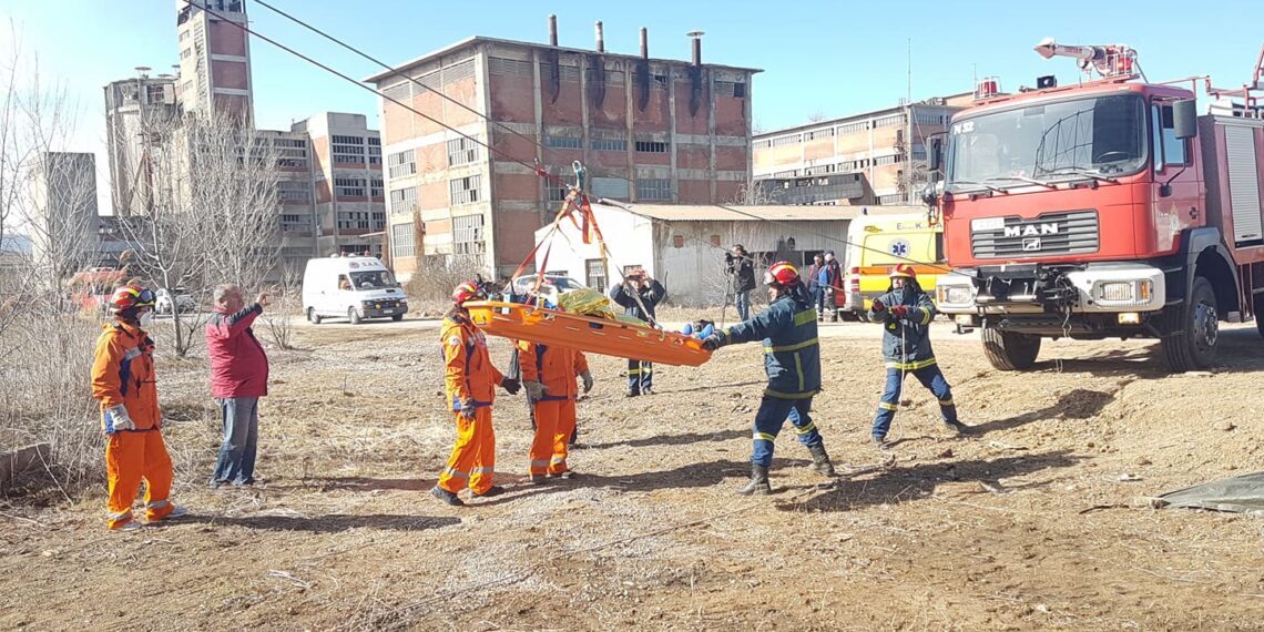 Εντυπωσιακή άσκηση αντιμετώπισης σεισμού με απεγκλωβισμούς προσώπων της πυροσβεστικής υπηρεσίας στην ΑΕΒΑΛ (φωτό-βίντεο)