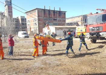 Εντυπωσιακή άσκηση αντιμετώπισης σεισμού με απεγκλωβισμούς προσώπων της πυροσβεστικής υπηρεσίας στην ΑΕΒΑΛ (φωτό-βίντεο)