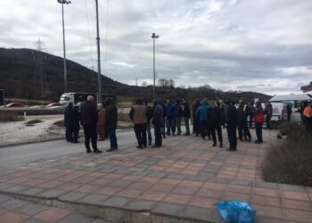 Συγκεντρώνονται στα διόδια Πολυμύλου εργαζόμενοι και μεταφορείς της ΛΑΡΚΟ (φώτο)