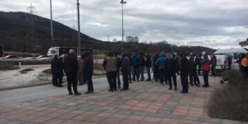 Συγκεντρώνονται στα διόδια Πολυμύλου εργαζόμενοι και μεταφορείς της ΛΑΡΚΟ (φώτο)