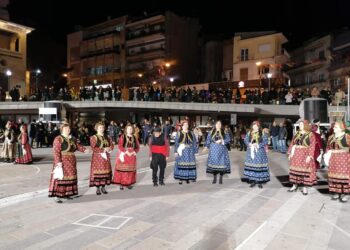 Τα χορευτικά των ΚΑΠΗ Κοζάνης, Σιάτιστας, Σερβίων και Πλατανορεύματος και ο Φανός του Αη Θανάση στην κεντρική πλατεία Κοζάνης