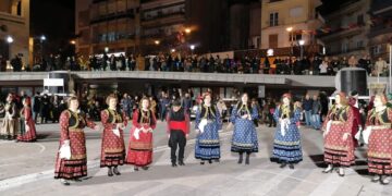 Τα χορευτικά των ΚΑΠΗ Κοζάνης, Σιάτιστας, Σερβίων και Πλατανορεύματος και ο Φανός του Αη Θανάση στην κεντρική πλατεία Κοζάνης