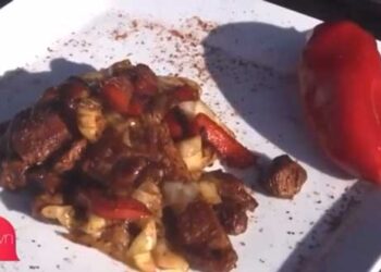 Ο Πέτρος Ναουμίδης στην εκπομπή της Ελένης Μενεγάκη, φτιάχνει λάχανο τουρσί με χοιρινό κρέας, πιπερόμελο και πιπερόκαμα