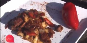 Ο Πέτρος Ναουμίδης στην εκπομπή της Ελένης Μενεγάκη, φτιάχνει λάχανο τουρσί με χοιρινό κρέας, πιπερόμελο και πιπερόκαμα