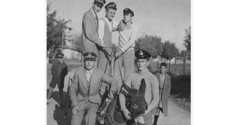 Εξαμελής, φιλική-μαθητική- παρέα, με το Ι.Χ. της σε περίπατο στην πόλη το 1955 – Από τη στήλη του κ. Γ. Καζαντζή στον Παλμό 05/02/2020