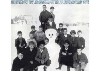 Φιλική παρέα νεαρών του παλιοπάζαρου  του 1960, στήνουν τον χιονάνθρωπο – Από τη στήλη του κ. Γ. Καζαντζή στον Παλμό 12/02/2020
