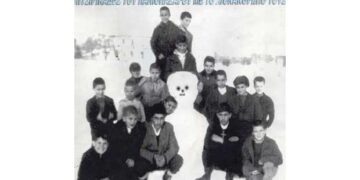 Φιλική παρέα νεαρών του παλιοπάζαρου  του 1960, στήνουν τον χιονάνθρωπο – Από τη στήλη του κ. Γ. Καζαντζή στον Παλμό 12/02/2020