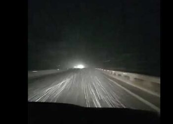 Ώρα 20:00: Νυχτερινή χιονόπτωση στο δρόμο Κοζάνη – Πτολεμαΐδα (VIDEO)