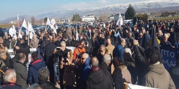 Συγκέντρωση διαμαρτυρίας έξω από τον “Παντελίδη” όπου πρόκειται να μιλήσει ο Υπ. Ενέργειας Κ. Χατζηδάκης – VIDEO-Φωτογραφίες