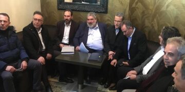 Καταθέτουν υπόμνημα και αποχωρούν Δήμαρχοι και συνδικάτα: “Δε συμμετέχουμε στο διάλογο”