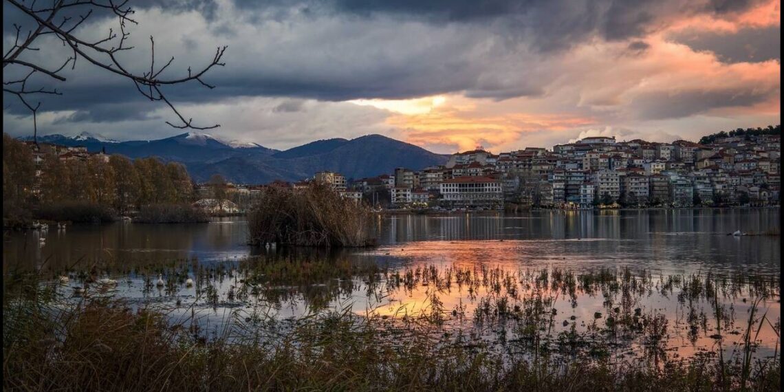 Η πιο ατμοσφαιρική λίμνη της Ελλάδας είναι στην Καστοριά