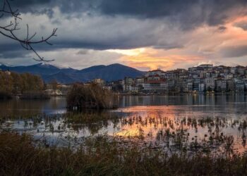 Η πιο ατμοσφαιρική λίμνη της Ελλάδας είναι στην Καστοριά
