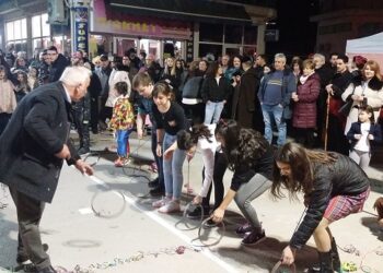 Αποκριάτικο χρώμα με τη σφραγίδα Κοζανίτικου φανού έδωσε στην Πτολεμαΐδα η Θρακική Εστία Εορδαίας