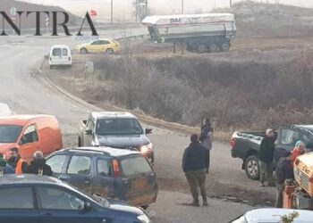 Εργαζόμενοι της ΛΑΡΚΟ έκλεισαν τον δρόμο στην Ιεροπηγή Καστοριάς