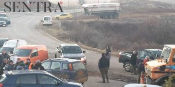 Εργαζόμενοι της ΛΑΡΚΟ έκλεισαν τον δρόμο στην Ιεροπηγή Καστοριάς