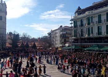 Εκατοντάδες κόσμου το πρωί της Κυριακής της Μικρής Αποκριάς στην Κεντρική Πλατεία Κοζάνης – H είσοδος του καρνάβαλου και τα χορευτικά
