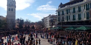 Εκατοντάδες κόσμου το πρωί της Κυριακής της Μικρής Αποκριάς στην Κεντρική Πλατεία Κοζάνης – H είσοδος του καρνάβαλου και τα χορευτικά