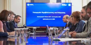 Σύσκεψη Μητσοτάκη – Χατζηδάκη: Πρωθυπουργός για απολιγνιτοποίηση: “Οι περιοχές που πλήττονται περισσότερο θα έχουν τη στήριξή μας”