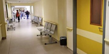 Κορωνοϊός: Ετοιμότητα για λουκέτο σε σχολεία, λιμάνια, μέσα μεταφοράς και επίταξη κλινών και ΜΕΘ