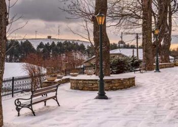 Η φανταστική φωτογραφία του Αργύρη Καραμούζα από το χιονισμένο Νυμφαίο Φλώρινας