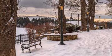 Η φανταστική φωτογραφία του Αργύρη Καραμούζα από το χιονισμένο Νυμφαίο Φλώρινας