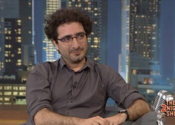 O κωμικός Λάμπρος Φισφής σχολιάζει τον “αυτοσαρκασμό” των κατοίκων της Πτολεμαΐδας στην εκπομπή του Γρ. Αρναούτογλου