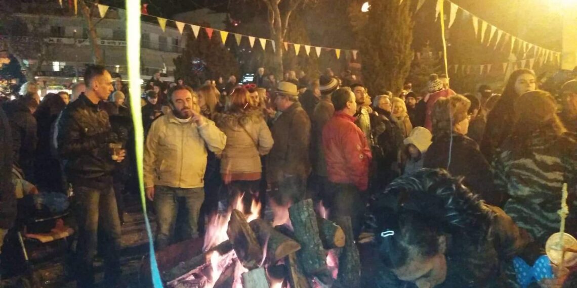 Με το κλείσιμο των εμπορικών καταστημάτων αυξήθηκε ο κόσμος στην Κεντρική πλατεία της Πτολεμαΐδας