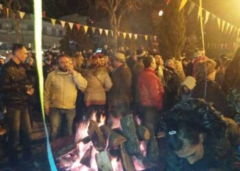 Με το κλείσιμο των εμπορικών καταστημάτων αυξήθηκε ο κόσμος στην Κεντρική πλατεία της Πτολεμαΐδας